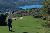 Why have Italian golf clubs seen a 25% rise in green fees since 2015?