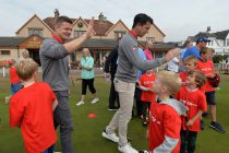 Here’s Tim Henman and Brian O’Driscoll encouraging children to play golf